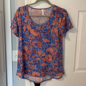 LuLaRoe Classic Tee, size small